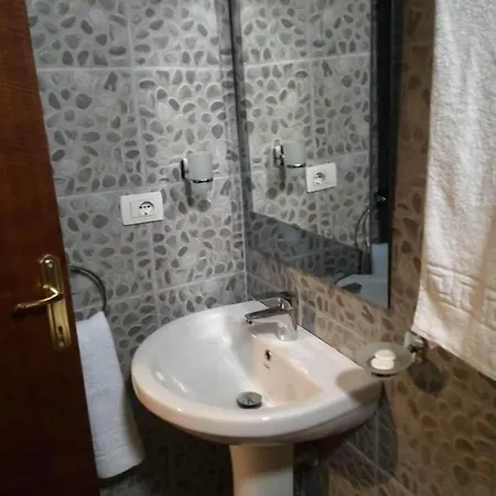 ホテル Bujtina E Bardhe 3*