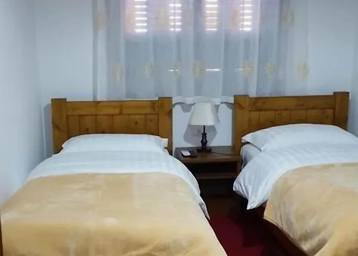 Bujtina E Bardhe 酒店 3*
